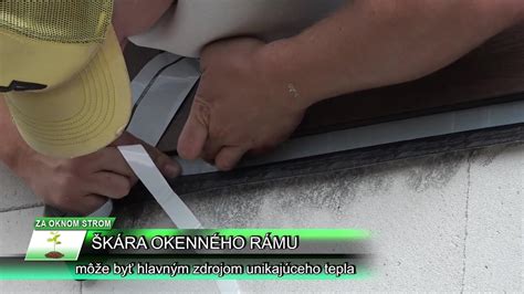 Aplikácia bieleho akrylového tmelu okolo okenného rámu