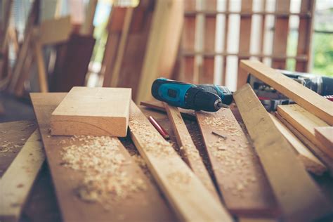 Vibračná brúska pri práci s drevom