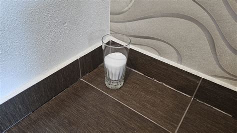 Poškodenie poteru v rohu miestnosti