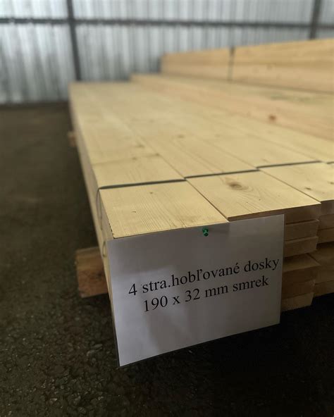 Detail drevených hobľovaných dosiek a hranolov zblízka