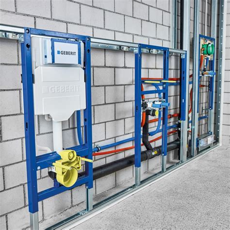 Inštalatér inštalujúci inštalačný prvok Geberit Duofix s Power & Connect Boxom