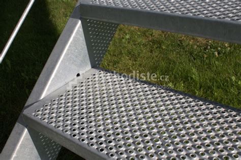 Lisované a pozinkované schodiskové stupne s pororoštami