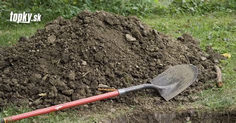 Použitie rýľa štycharu pri kopaní drenážneho kanála