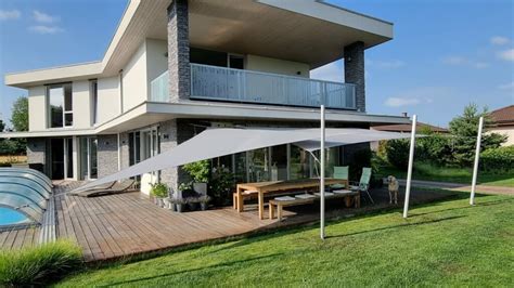 Elegantné slnečné plachty nad terasou