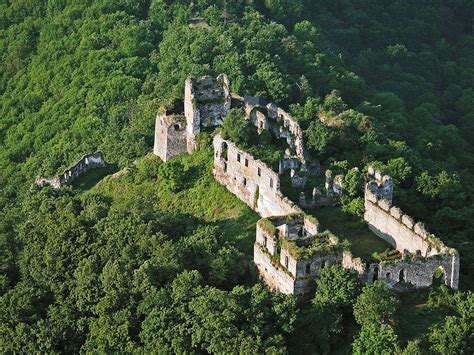 Hrad Čabraď a jeho panoramatický pohľad v krajine
