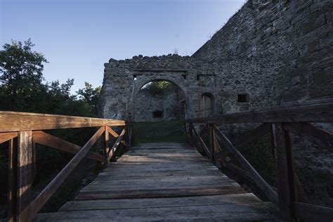 Zrekonštruovaný vstupný drevený most vedúci na hrad Čabraď