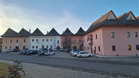 Historické námestie so žulovou dlažbou
