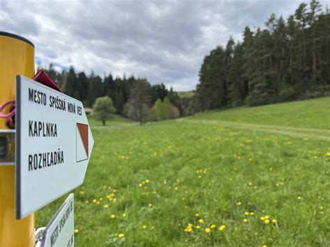 Turisti na červeno značenej trase smerujúcej k Stratenskej píle