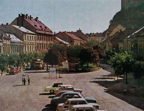 Zaparkované autá na Hviezdoslavovom námestí