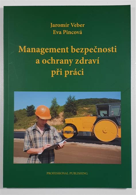 Obrázok: Skúsený projektant pri práci s plánmi osvetlenia