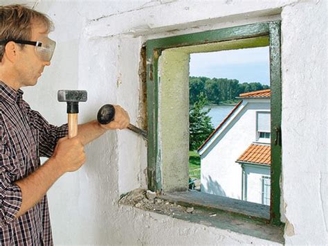 Odstraňovanie starého skla a tmelu z okenného rámu