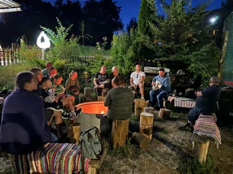 Idylické posedenie pri ohni v záhradnom krbe