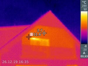 Termografický snímok úniku tepla z fasády s chybami v izolácii