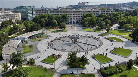 Pohľad na Námestie slobody pred rekonštrukciou