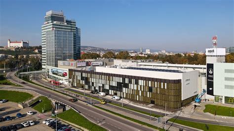 Historická ulica Hviezdoslavova v Námestove s modernými obchodnými centrami