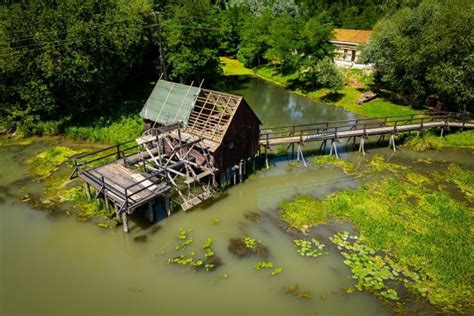 Starý vodný mlyn v krajine