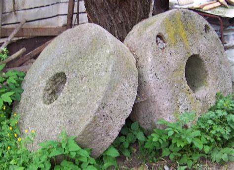 Historické mlynské kamene a zariadenie