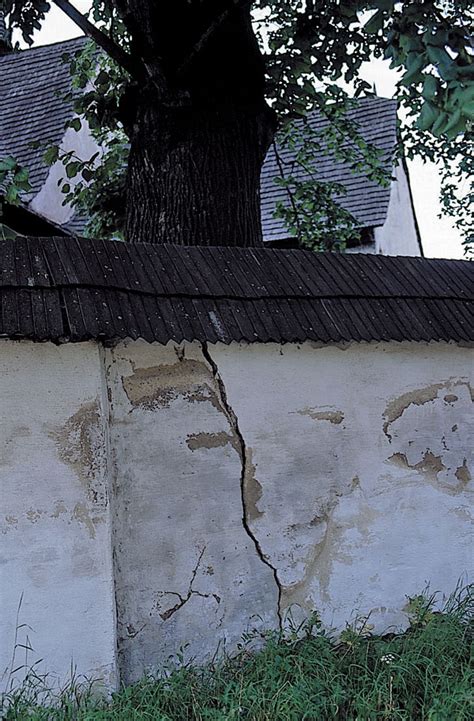 Nesprávne osadená sieťka a vzniknuté trhliny na fasáde
