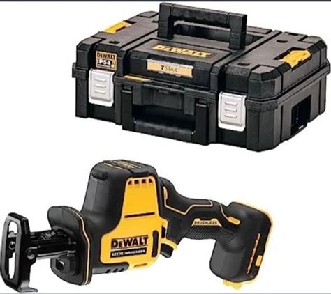 DeWALT 12V XR bezuhlíková mečová píla v akcii