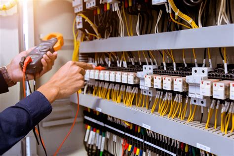 Rôzne typy elektrických rozvádzačov pre domáce a priemyselné použitie