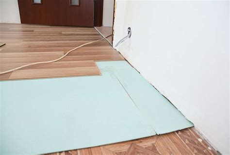 Zlý podklad pod PVC podlahou s viditeľnými nerovnosťami