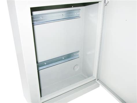 Detail rozvádzača ETI ECM12PO s otvorenými dvierkami a DIN lištou