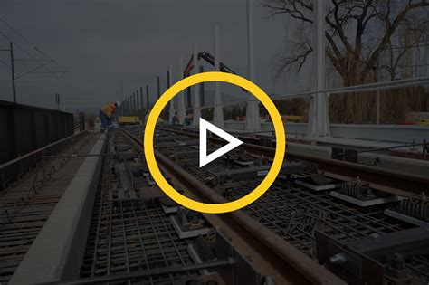 Detailné zobrazenie moderného železničného zvršku s betónovými podvalmi