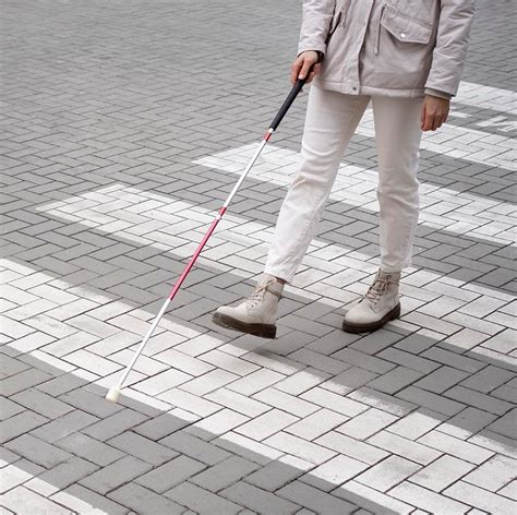 Vizualizácia moderného železničného nástupišťa s prvkami pre zrakovo postihnutých