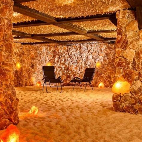 Interiér umelej soľnej jaskyne s relaxačnou atmosférou