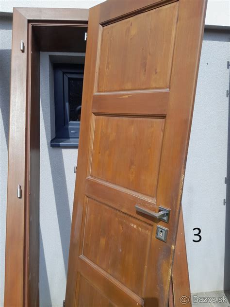 Poškodené staré drevené dvere s odlupujúcim sa náterom