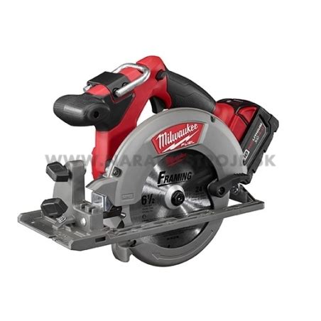 Akumulátorová okružná píla Milwaukee M18 CCS55 v akcii