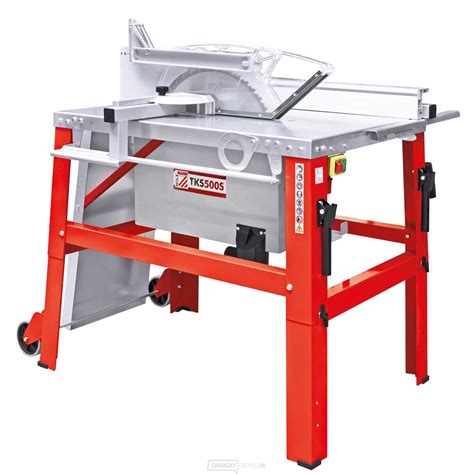 Stolová kotúčová píla pri práci s drevenou doskou