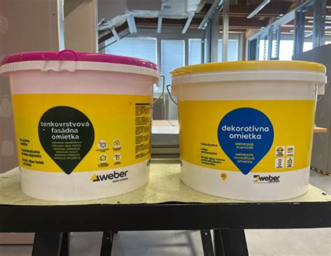 Infografika znázorňujúca proces aplikácie tenkovrstvovej omietky