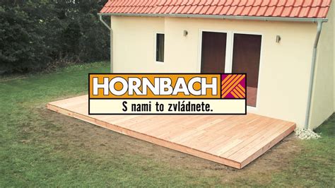Porovnanie vyvýšenej paluby a prízemnej terasy