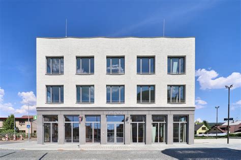Modernizovaná verejná budova s novou fasádou
