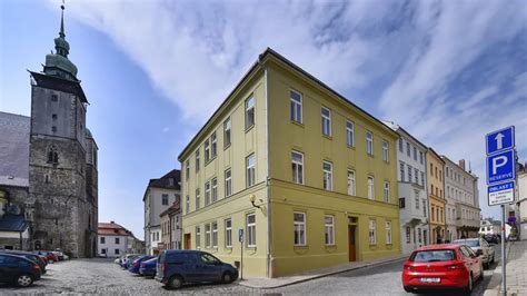 Historické domy so strešnou krytinou bobrovka