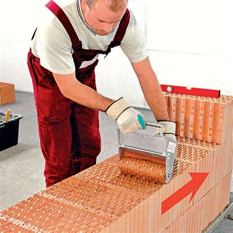 Nanášanie lepiacej malty na polystyrénovú dosku