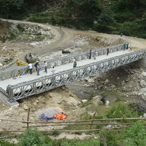 Pohľad na most Bailey Bridge spájajúci Sereď a kemping