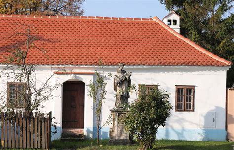 Typická vidiecka architektúra v Nitrianskom kraji s gánkom