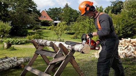 Bezpečnostné pomôcky pri práci s reťazovou pílou