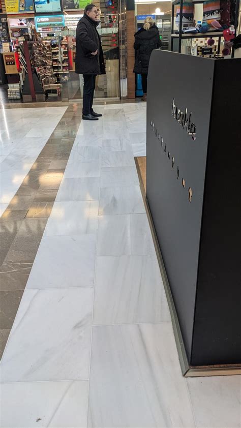 Schéma pohyblivého chodníka v nákupnom centre