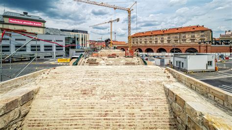 Fotografia poškodeného viaduktu a proces odpratávania trosiek