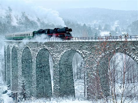 Fotografia zhoreného dreveného viaduktu