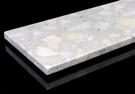 Rôzne typy umelého kameňa s rôznymi textúrami a farbami