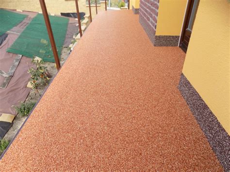 Kamenný koberec v exteriéri - chodník