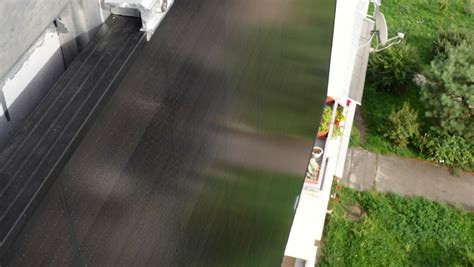 Ukážka inštalácie gumových dlaždíc WARCO na balkóne