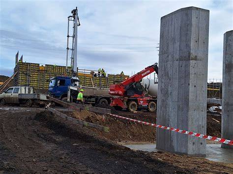 Proces betonáže stužujúceho venca