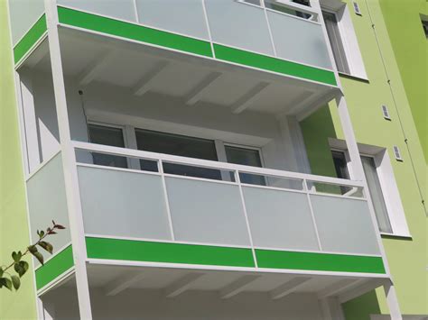 Rôzne materiály na opláštenie balkónov