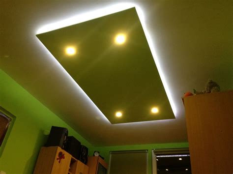 Moderný sadrokartónový strop s LED podsvietením