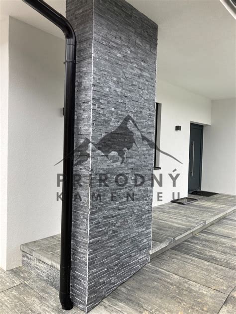 Čierny mramorový obklad krbu